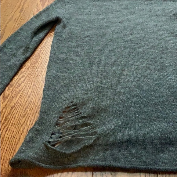 H&M distressed sweater - Picture 7 of 8